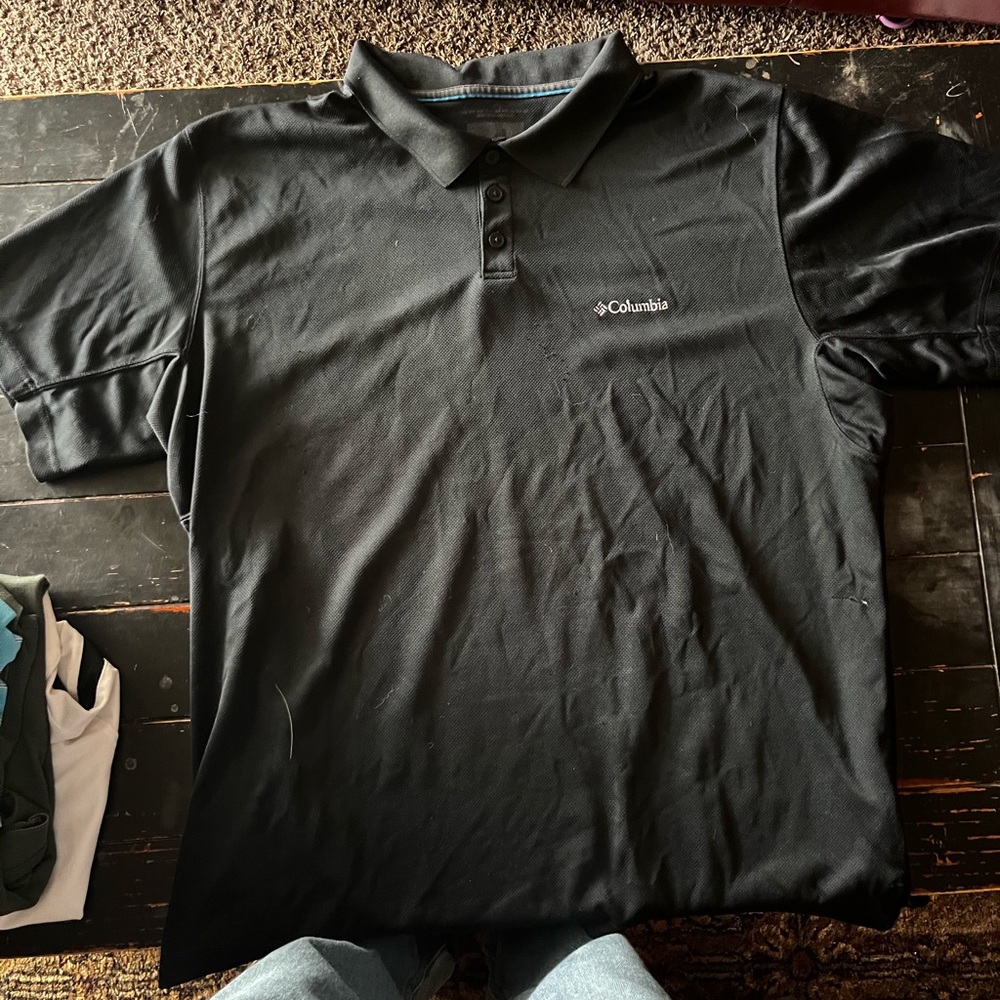 4 men’s polo shirts columbia; two roundtree polo’s M; one nike golf M